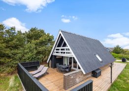 Velholdt sommerhus mellem hav og fjord