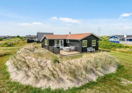 Moderne, renoveret sommerhus med brændeovn tæt på Lyngvig Fyr