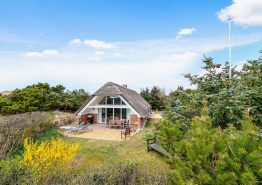Renoveret sommerhus til 6 personer tæt på Lyngvig Fyr og stranden