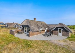Charmerende stråtækt sommerhus med brændeovn
