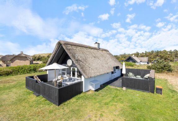 Klassisk sommerhus med hems og lukket terrasse