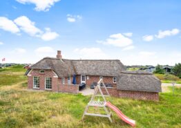 Großes Ferienhaus mit Reetdach, nah an der Nordsee