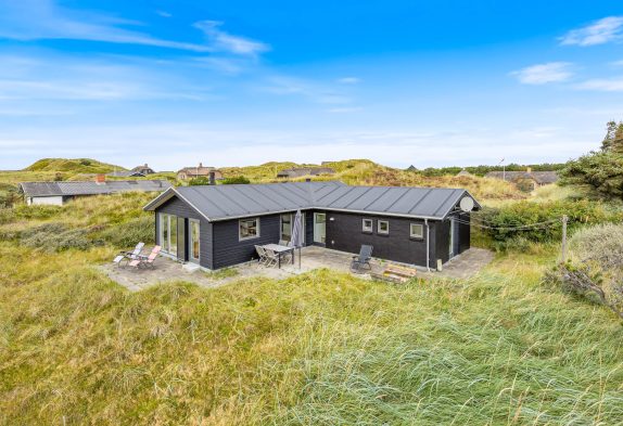 Lyst og strandnært feriehus med brændeovn og hund tilladt