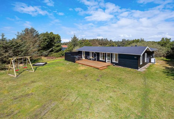 Dejligt sommerhus med sauna – 700 meter til strand