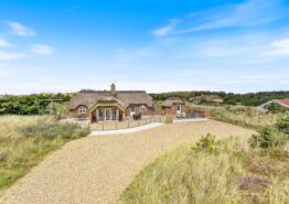 Stråtækt feriehus med sauna og lukket terrasse