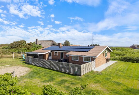 Sommerhus med swimmingpool i Klegod