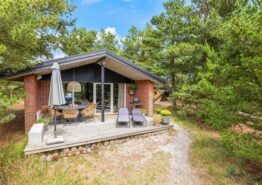 Flot feriehus med udesauna, ugeneret beliggenhed og vildmarksbad