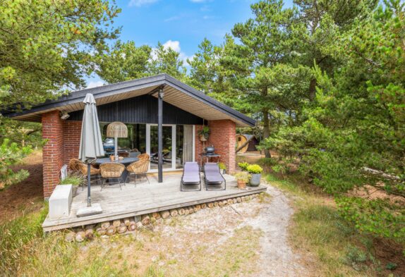 Flot feriehus med udesauna, ugeneret beliggenhed og vildmarksbad