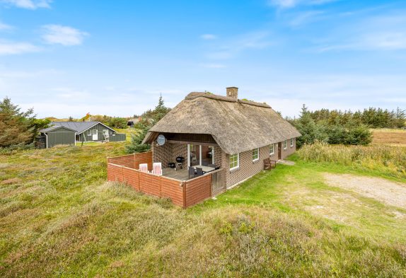 Charmerende feriehus med stråtag på flot naturgrund
