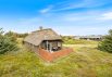 Charmerende feriehus med stråtag på flot naturgrund (billede 22)