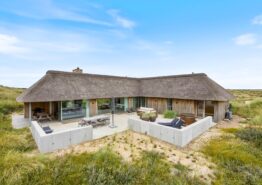 Flot og stilfuldt sommerhus med udesauna og udebruser