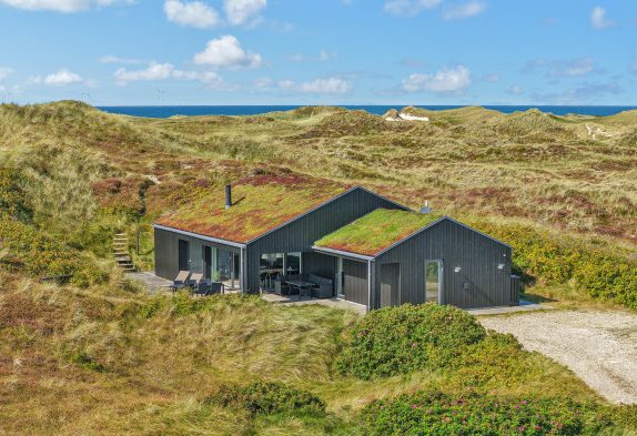Moderne sommerhus med udendørs bruser og smuk udsigt til hav og fjord