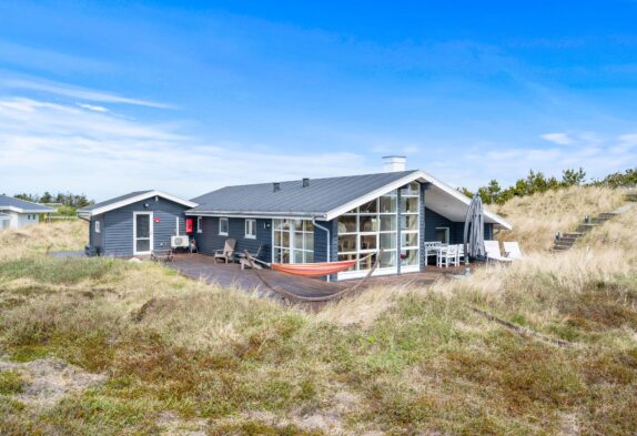 Familievenligt sommerhus med skøn terrasse og udkigspost