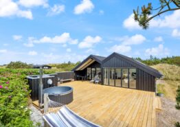 4-stjernet sommerhus med sauna og udebruser – 800 m fra havet