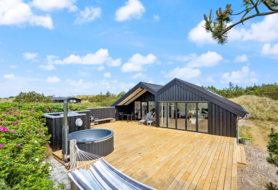 4-stjernet sommerhus med sauna og udebruser – 800 m fra havet