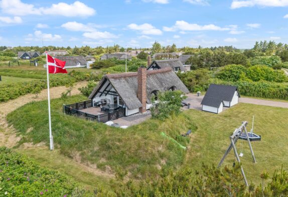 Hyggeligt feriehus med lukket terrasse i Klegod