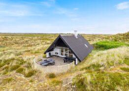 Skønt beliggende sommerhus med udsigt ud over klitlandskabet