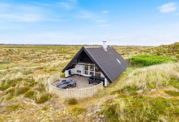 Skønt beliggende sommerhus med udsigt ud over klitlandskabet