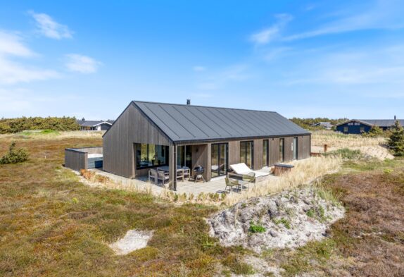 Nyt og moderne feriehus med udespa og sauna