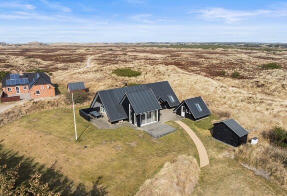 Hyggeligt sommerhus med brændeovn og naturskøn beliggenhed