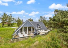 Feriehus med gode terrasser på dejlig afskærmet grund