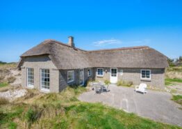 Luksussommerhus med stråtag og unik beliggenhed