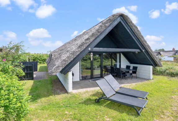 Lyst og venligt stråtækt sommerhus med sauna