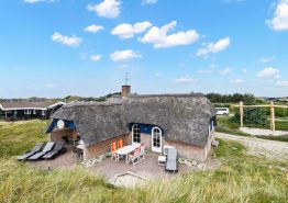 Klassisk stråtækt sommerhus kun 300 meter fra havet