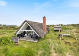 Klassisk sommerhus med spa og sauna på stor naturgrund