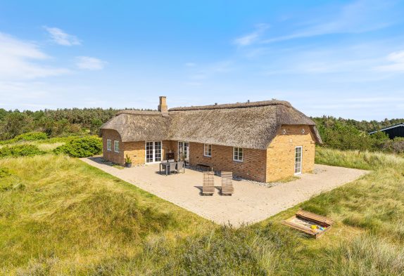 Smukt stråtækt sommerhus i Klegod med sauna og spabad