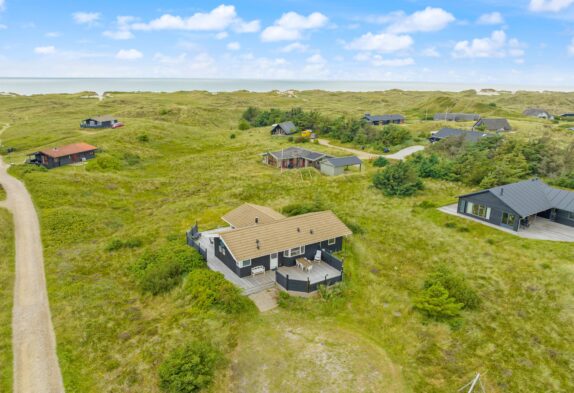 Naturskønt sommerhus beliggende tæt på stranden