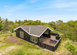 Charmerende sommerhus på afskærmet stor naturgrund