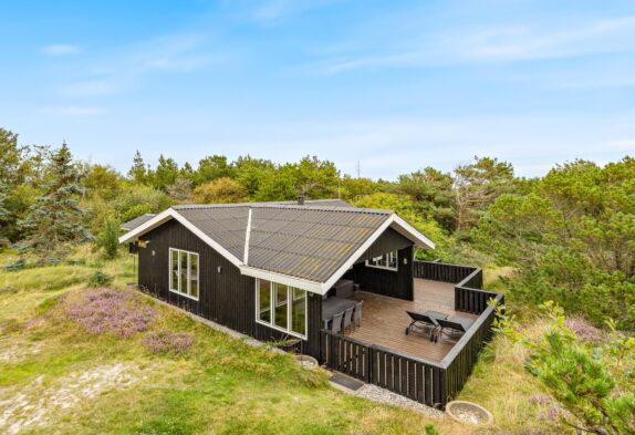 Charmerende sommerhus på afskærmet stor naturgrund
