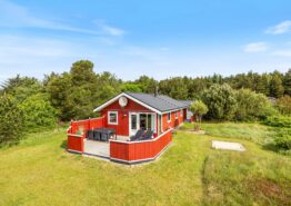 Charmerende sommerhus med terrasse i Klegod