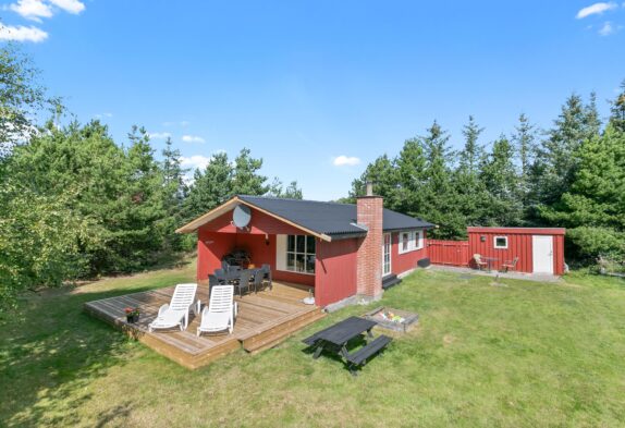 Hyggeligt sommerhus med brændeovn i naturskønne omgivelser