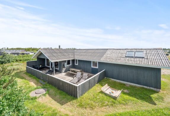 Rummeligt løbende renoveret feriehus med lukket terrasse