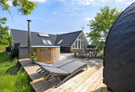 Hyggeligt sommerhus med brændeovn og vildmarksbad