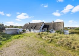 Stort, hyggeligt sommerhus med badekar og billardbord