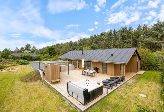 Skønt sommerhus i Klegod med brændeovn, sauna og udespa