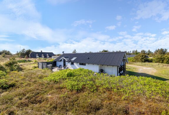 Hyggeligt sommerhus med brændeovn på lækker klitgrund