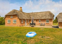 Skønt sommerhus med straatag, varmepumpe og stor fryser