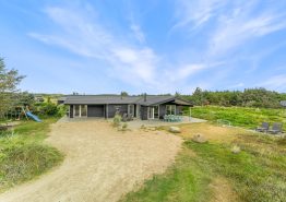 Fint sommerhus med sauna, spabad og poolbord