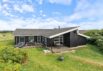 Stillvolles Poolhaus mit Sauna und Whirlpool auf grünem Grundstück (Bild  1)