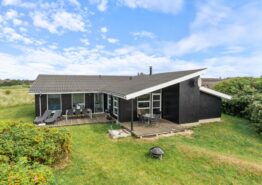 Stillvolles Poolhaus mit Sauna und Whirlpool auf grünem Grundstück