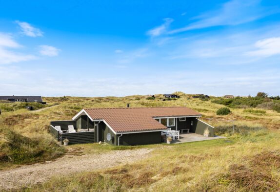 Hyggeligt sommerhus med overdækket terrasse på klitgrund