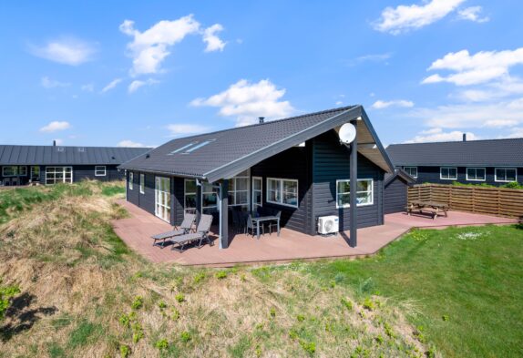 Moderne sommerhus med sauna og spa på velholdt grund
