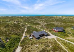 Feriehus med lukket terrasse og skøn beliggenhed  – kun 250 m fra Vesterhavet