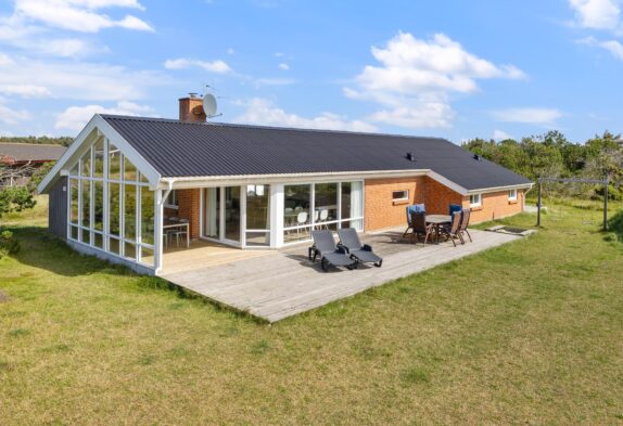 Dejligt sommerhus med overdækket terrasse