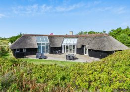 Skønt feriehus med swimmingpool, spabad og sauna