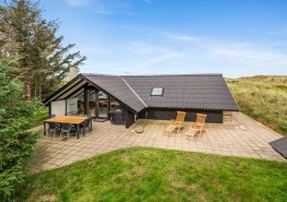 Gemütliches Ferienhaus mit großer Terrasse – 450 m zum Meer